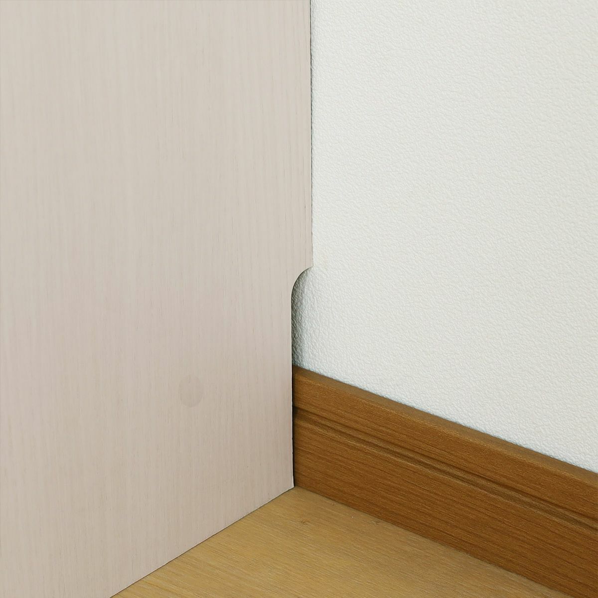 [巾木をよける加工]壁とラックの間に隙間があかないよう、巾木をよけるための加工がされています。