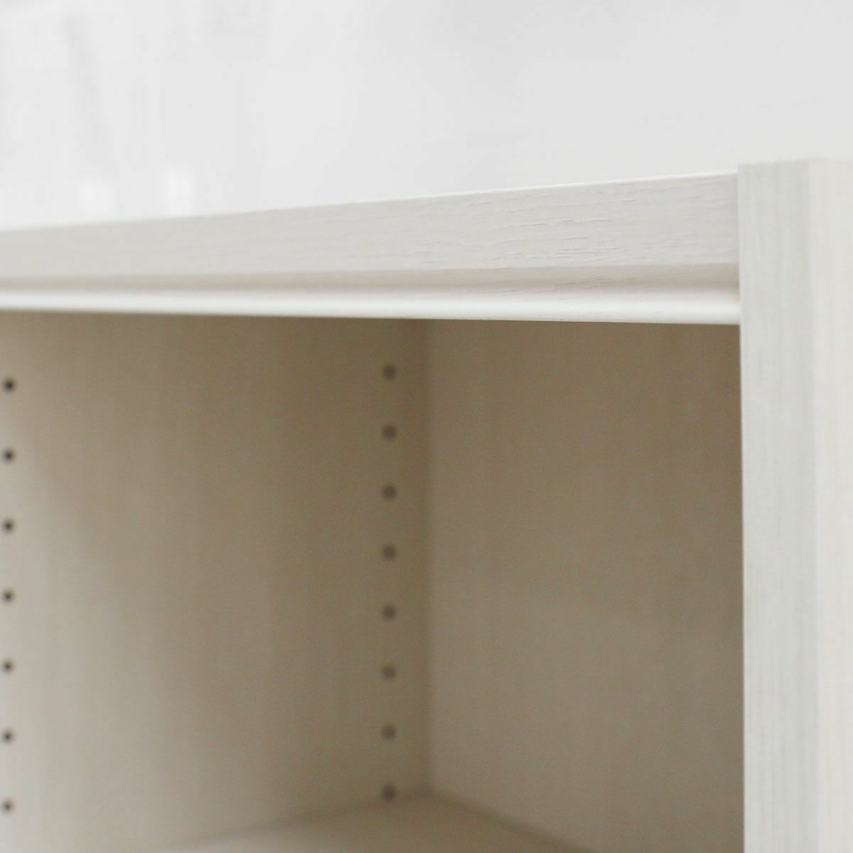 [天板のデザイン]天板にはやわらかく彫り込んだライン。優しい影が表情をつくります。