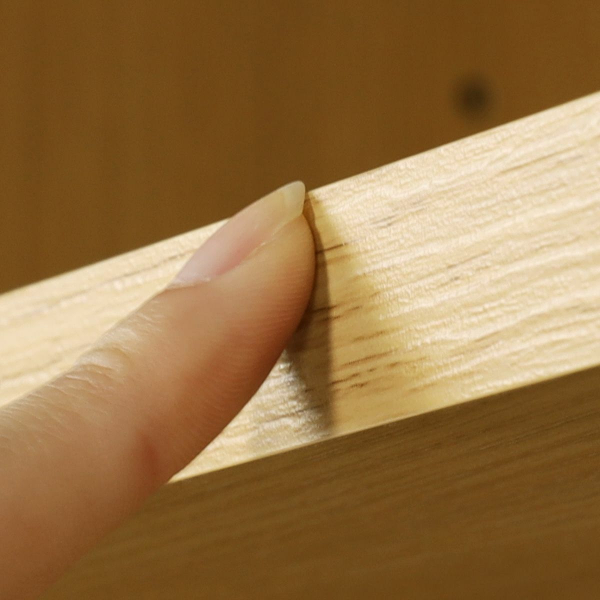 [棚板の正面（木口）には3Dエンボス加工]木口は木の凸凹まで再現した3Dエンボス加工のテープ。リアルな木質感を表現しています。