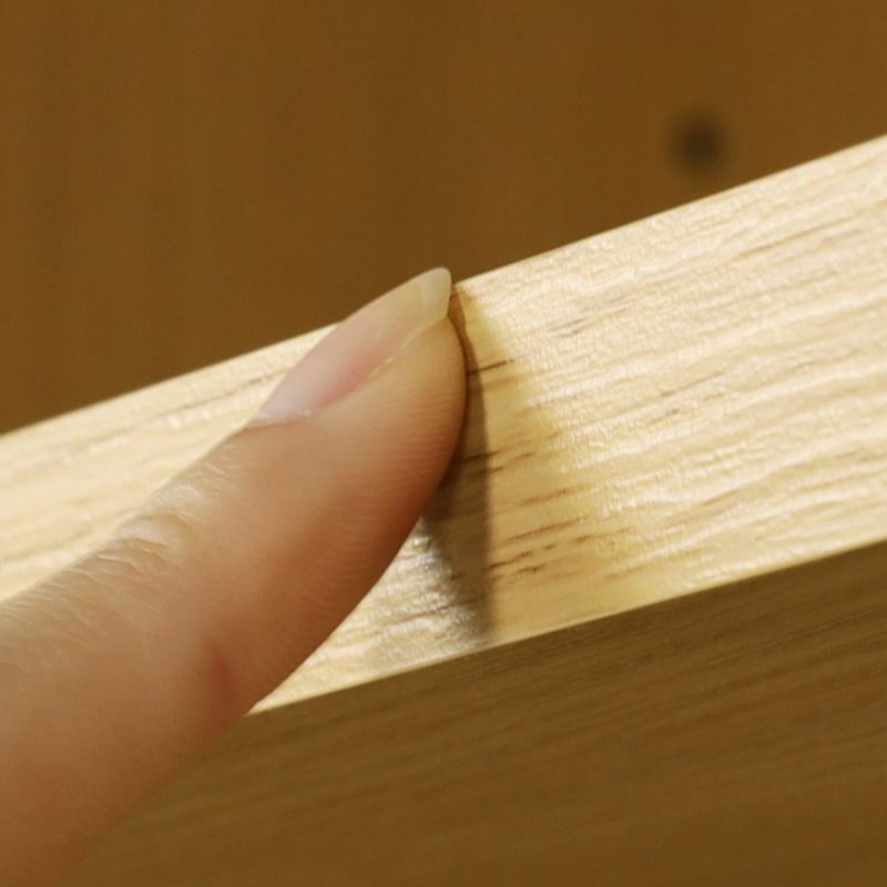 [棚板の正面（木口）には3Dエンボス加工]木口は木の凸凹まで再現した3Dエンボス加工のテープ。リアルな木質感を表現しています。