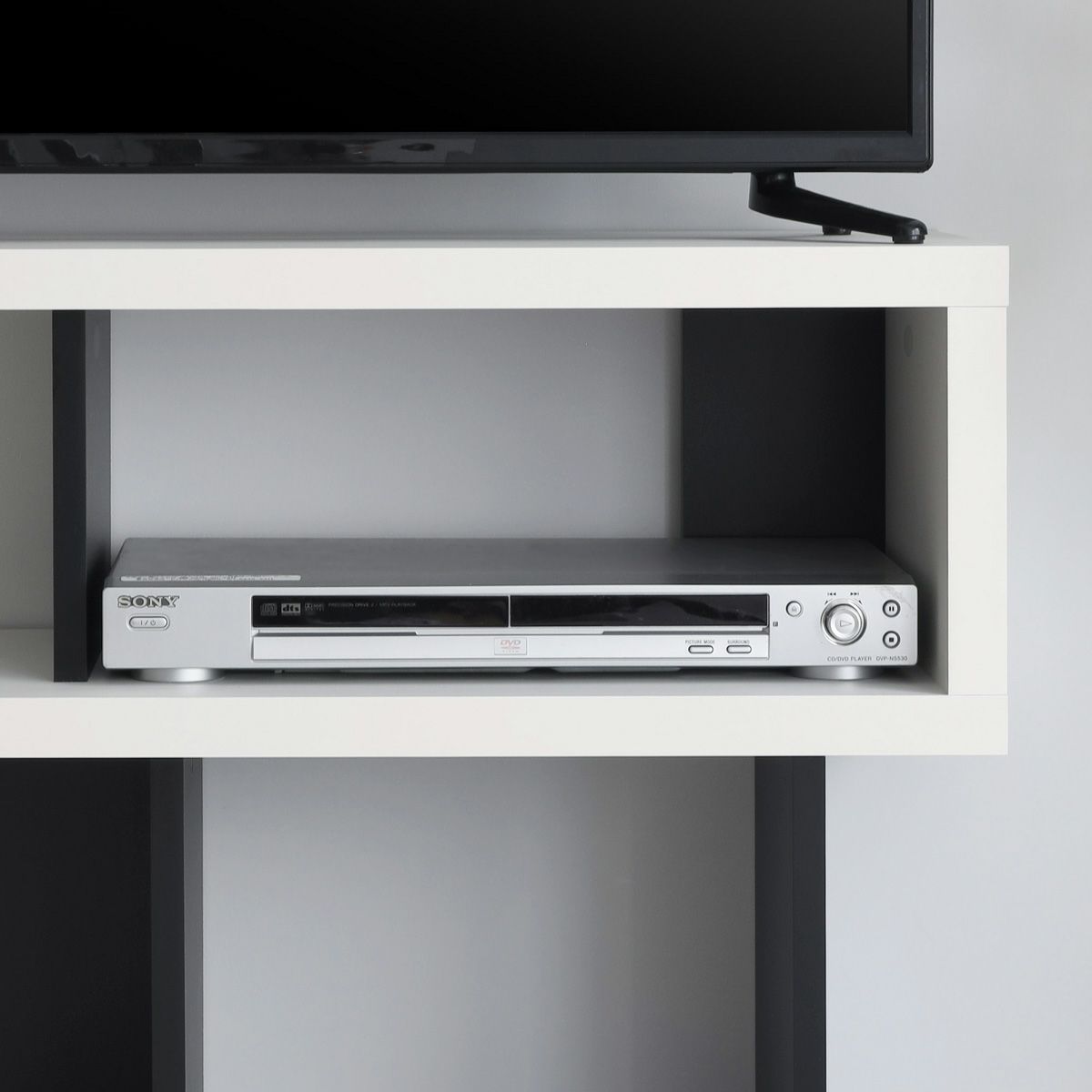[AV機器・ゲーム機の収納]DVDレコーダーやゲーム機は中棚に収納できます。※画像はWH色