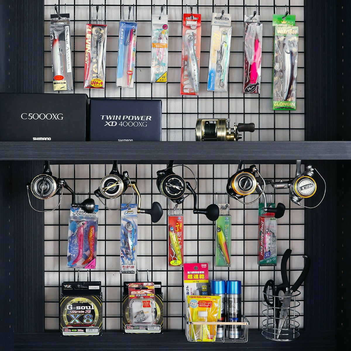 [ディスプレイネット]市販のフックを使用すると、ルアーやライン各種小物をパッケージのまま店舗のように飾って収納することができます。