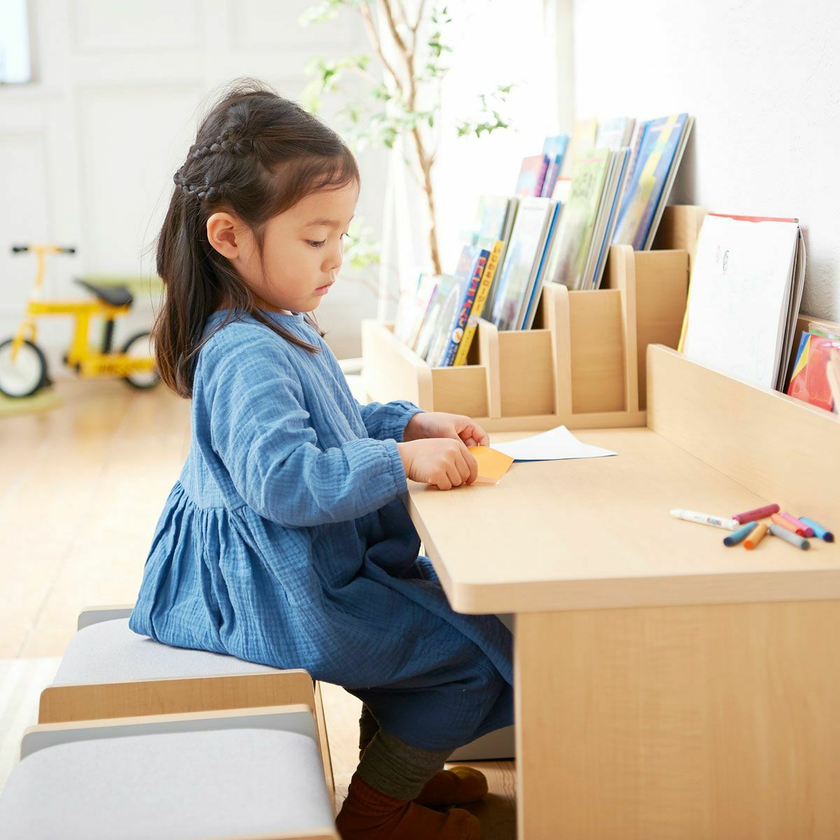 [お絵描きデスクと組み合わせ]収納付きスツールは、お絵描きデスクにちょうどいい高さです。※画像はNA色