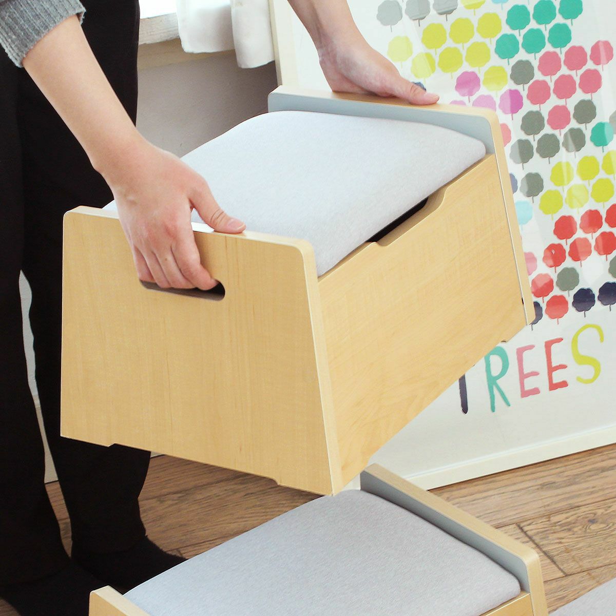 [持ち運びやすい取っ手付き]左右に取っ手があるので、簡単に持ち上げられます。※画像はNA色