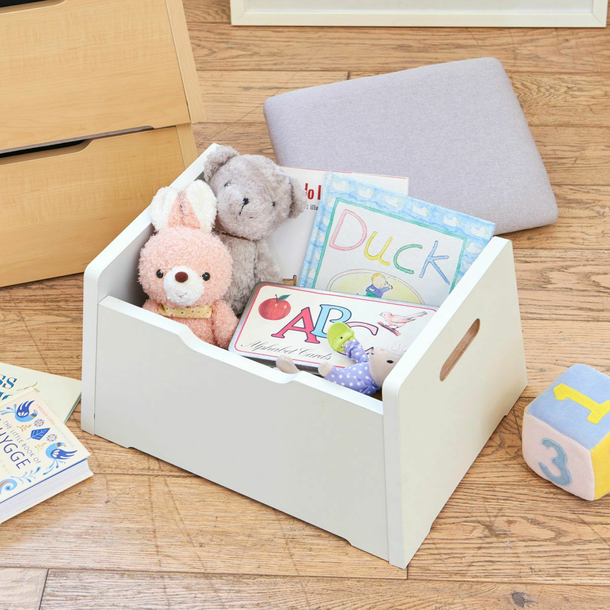 [おもちゃの収納]座面を外すと、椅子の中に小さいおもちゃやぬいぐるみを収納できます。※画像はIV色