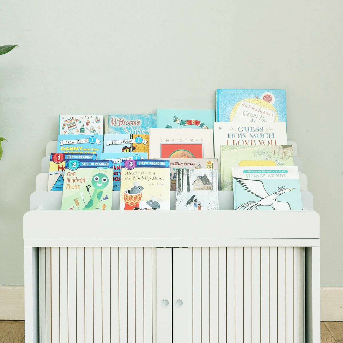 [絵本の収納]商品幅約90cm×4段のラックでたくさんの絵本を収納できます。※画像はIV色