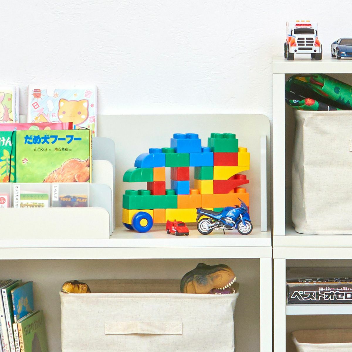 [自由に使えるオープンスペース]右側のスペースは仕切りがないから自由に使えるオープンスペースです。絵本、おもちゃ、かばんの収納や作品の飾りなどに使えます。※画像はIV色