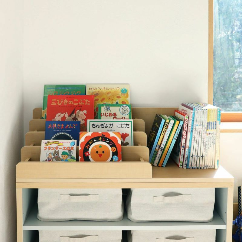 [絵本の大容量収納]左右両方のスペースに絵本を収納すれば、よりたくさんの絵本を収納することができます。お気に入りの絵本や表紙が素敵な絵本は左側に、その他に絵本は右側にして分類収納もできます。