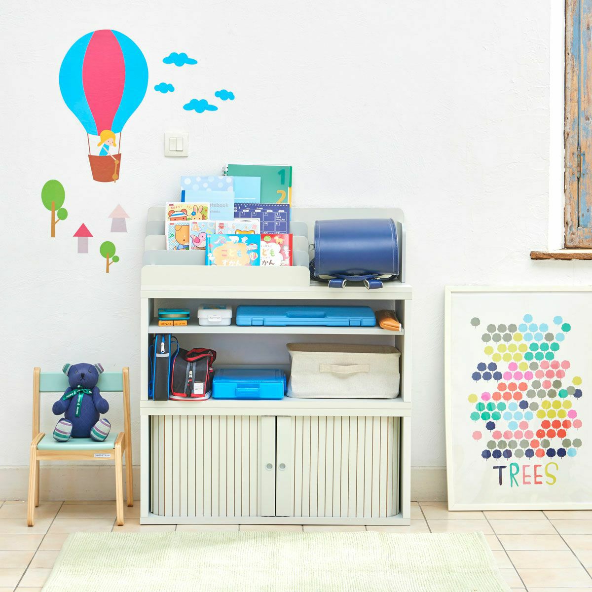 [ランドセルラック]右側のスペースはランドセルも置けるサイズです。MHP-4090JやMHP-4090Rと組み合わせると、小学校の道具を収納できるランドセルラックとして使えます。※画像はIV色