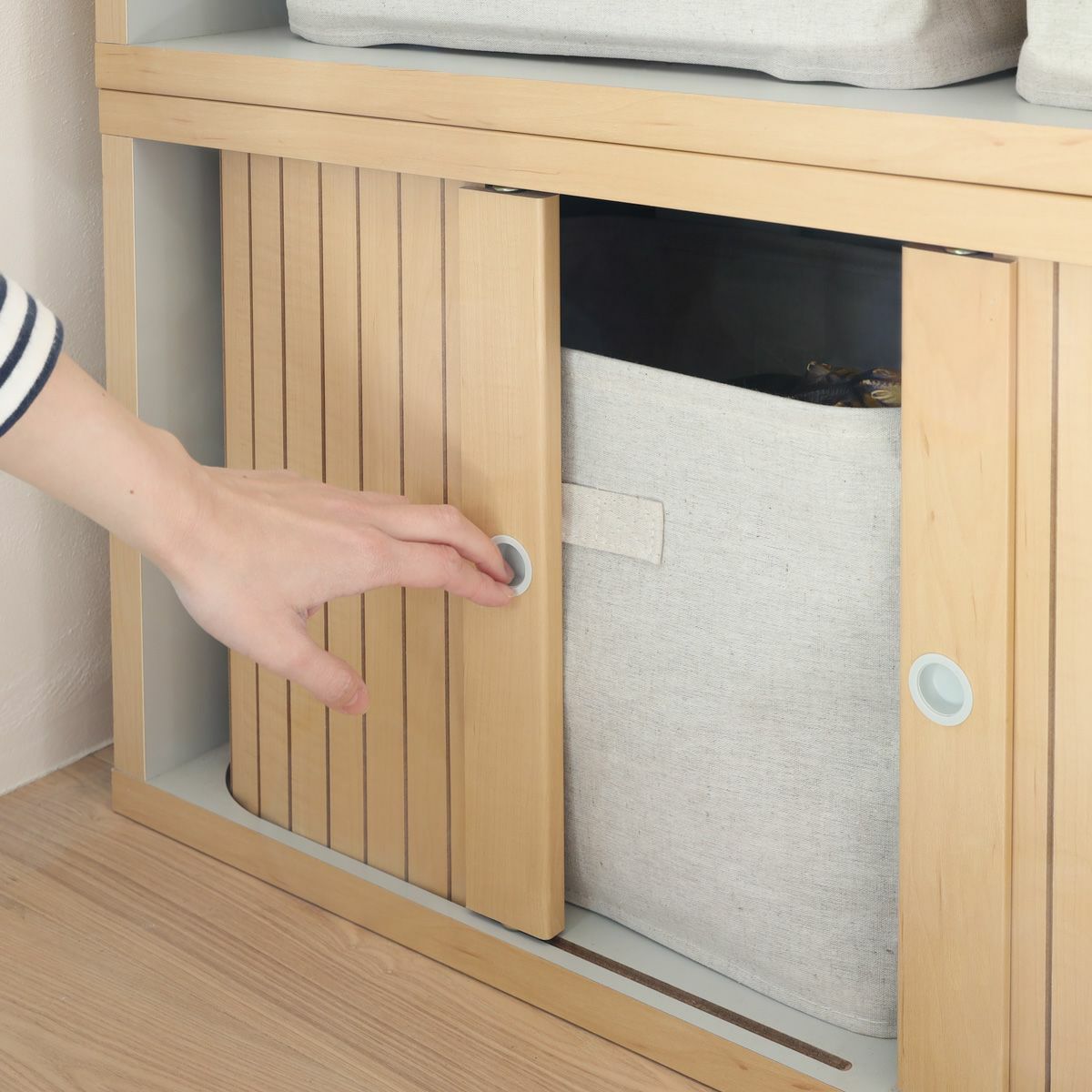 [じゃばら扉]扉はスライド式のじゃばら扉です。子供でも開けやすいから、お片付けを促しやすくなります。※意匠登録済み ※画像はNA色
