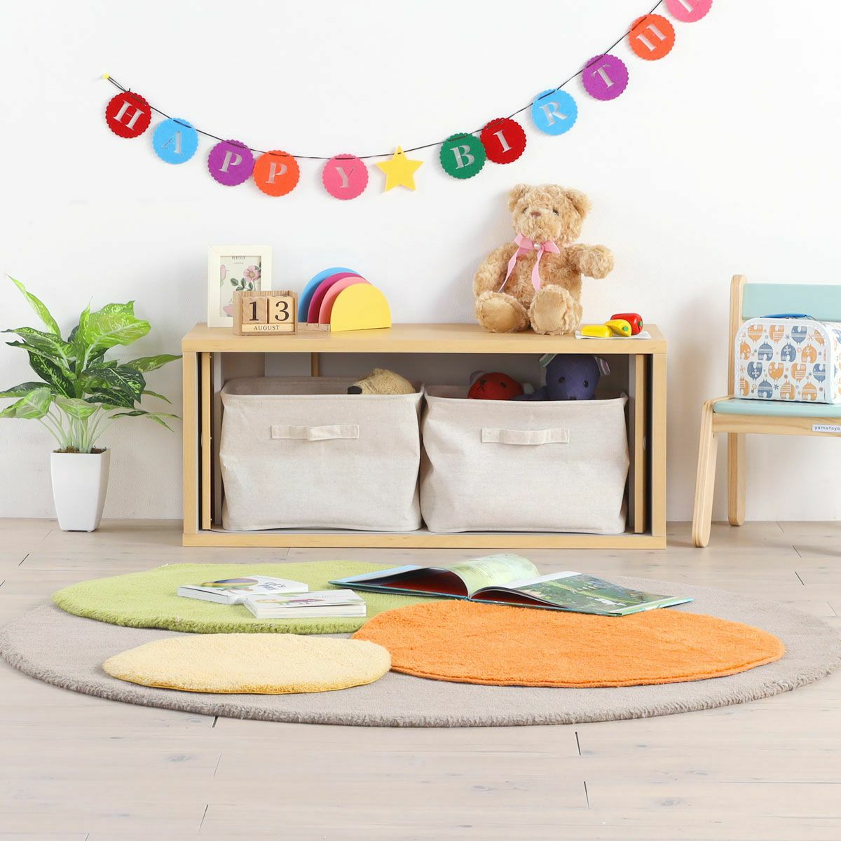 [収納ボックスが入るサイズ]市販の収納ボックスを2つ並べて使うことができます。形が異なるおもちゃやぬいぐるみの収納に便利です。