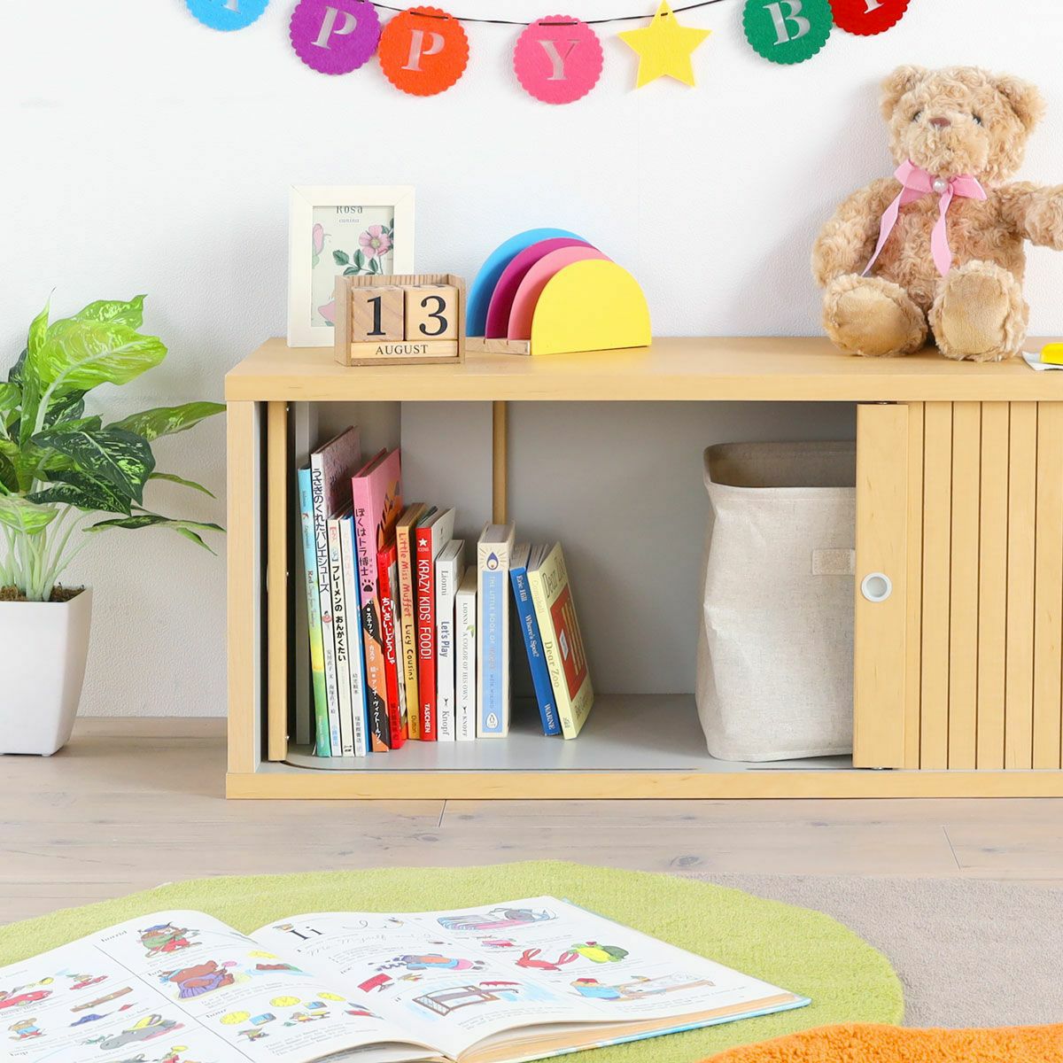 [図鑑や絵本の収納]A4サイズ高さの本が収納できます。図鑑や絵本などもたくさん収納できますよ。