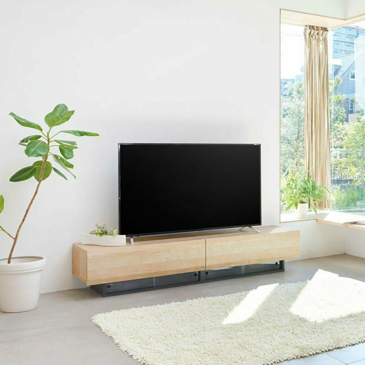 [浮いて見えるデザイン]一本の丸太をイメージした木質感のあるテレビ台です。DVDの収納ゾーンを下段棚に設置したことで、浮いているように見えるデザインとなっています。