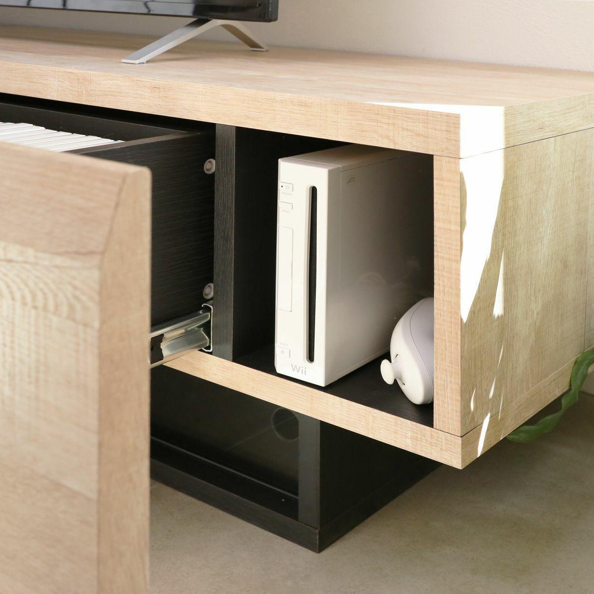 [縦型ゲーム機の収納]引き出しの左右２ヵ所に、Wifiルータや、SwitchやWii等、縦置きのゲーム機が入るスペースがあります。