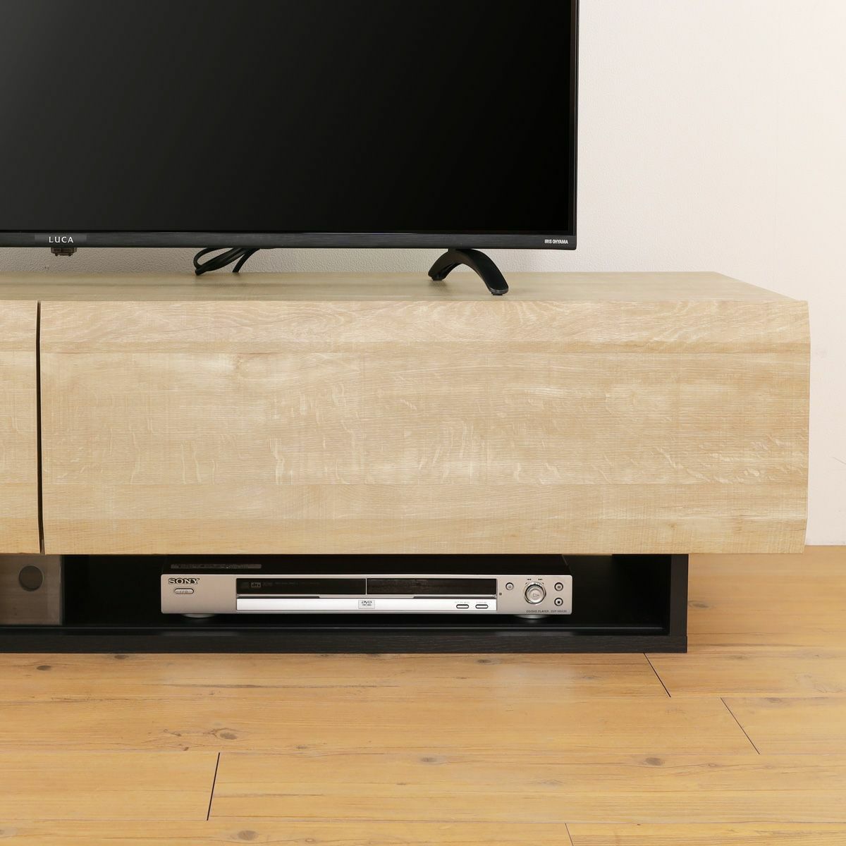 [BDプレイヤーの収納]BDやDVDプレイヤーの収納は、引き出しの下にあります。引き戸はガラス戸を採用しているので、リモコンの通りも問題ありません。※画像はLOG-3515GH NA