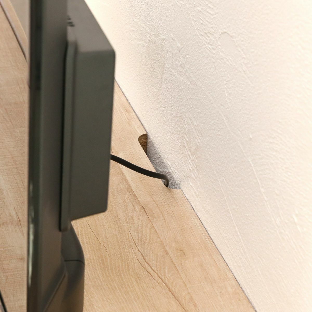 [配線穴]背面には配線穴を設けています。壁にぴったりつけることで、テレビ裏にほこりが溜まらないようにしてくれます。※画像は120cmタイプの商品です。180cmタイプにも同様の配線穴があります。