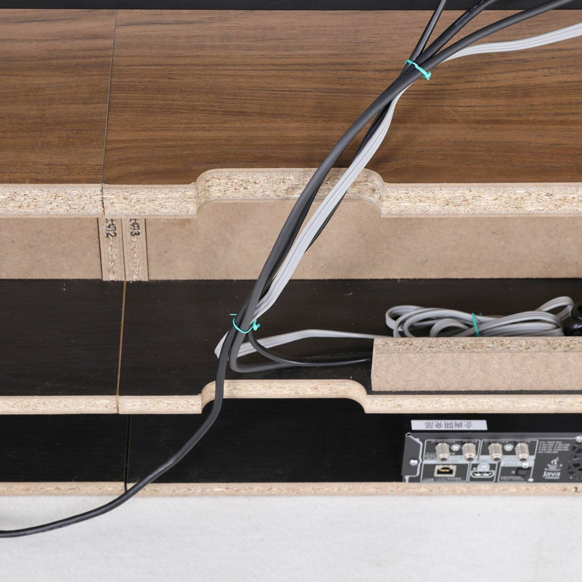 [電源タップ収納]電源線をひきやすくキレイに収納できるように、電源タップの収納ゾーンや配線穴を設けています。※画像はDK色