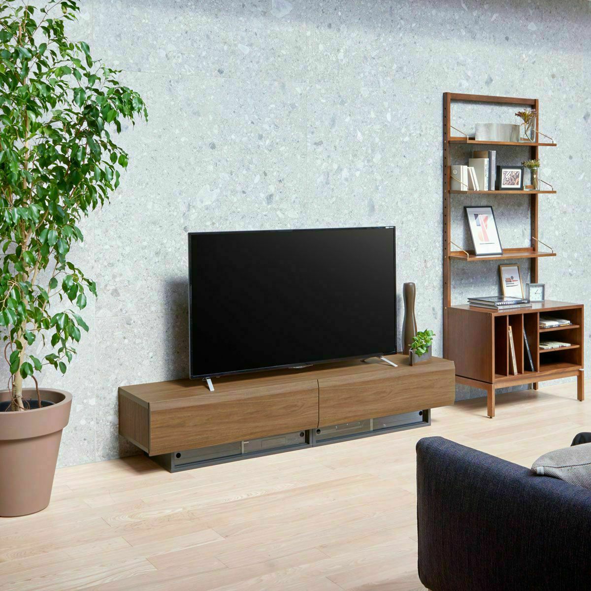 [浮いて見えるデザイン]一本の丸太をイメージした木質感のあるテレビ台です。DVDの収納ゾーンを下段棚に設置したことで、浮いているように見えるデザインとなっています。