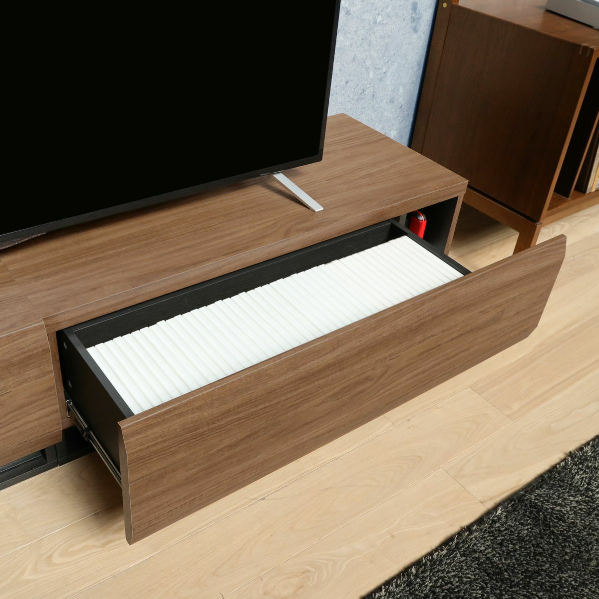 [タイトルが見えるDVD収納]頑丈なスライドレールの大きな引き出し２杯には、DVDのタイトル面を上にして左に44枚、右に約44枚、計88枚収納できます。