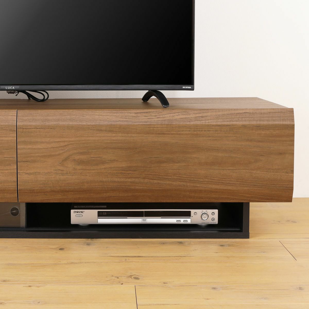 [BDプレイヤーの収納]BDやDVDプレイヤーの収納は、引き出しの下にあります。引き戸はガラス戸を採用しているので、リモコンの通りも問題ありません。※画像はLOG-3515GH BR