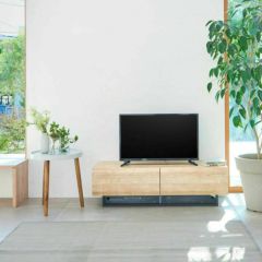 [まるで一本の丸太が浮いたようなテレビ台]横に流れる木目柄が美しいテレビ台。無駄のない洗練されたデザインと機能で、落ち着きのあるリビング空間を演出します。