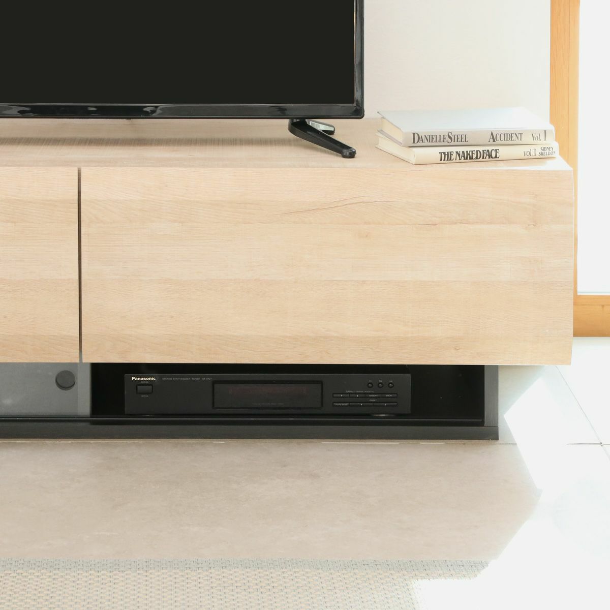 [BDプレイヤーの収納]BDやDVDプレイヤーの収納は、引き出しの下にあります。引き戸はガラス戸を採用しているので、リモコンの通りも問題ありません。