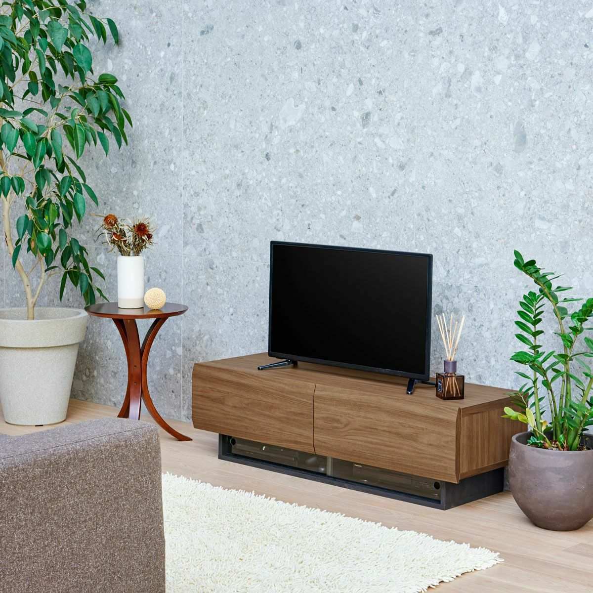 [浮いて見えるデザイン]一本の丸太をイメージした木質感のあるテレビ台です。DVDの収納ゾーンを下段棚に設置したことで、浮いているように見えるデザインとなっています。