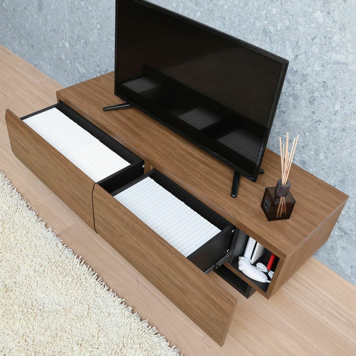 [タイトルが見えるDVD収納]頑丈なスライドレールの大きな引き出し２杯には、DVDのタイトル面を上にして左に35枚、右に約24枚を収納できます。