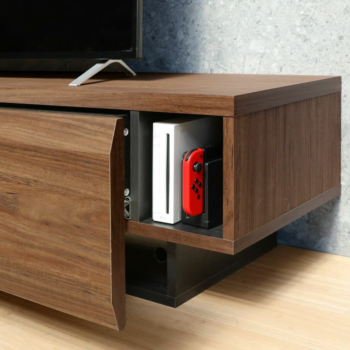 [縦型ゲーム機の収納]引き出しの右側には、Wifiルーターや、SwitchやWii等、縦置きのゲーム機が入るスペースがあります。背板がないので、ゲーム機排熱による熱ごもりを防ぎます。