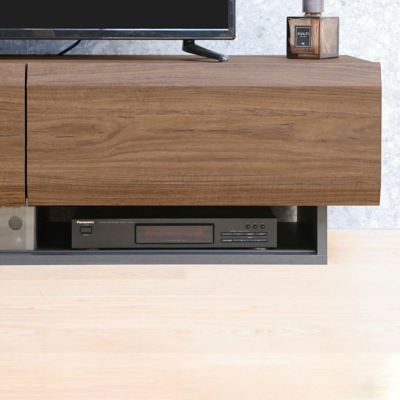 [BDプレイヤーの収納]BDやDVDプレイヤーの収納は、引き出しの下にあります。引き戸はガラス戸を採用しているので、リモコンの通りも問題ありません。