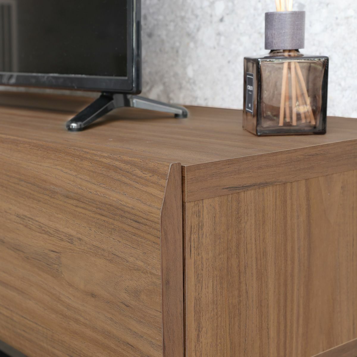 [丸みのあるデザイン]引き出し前板の縁は丸みをもたせ、ボリューム感と安心感を表現しました。お子さまのいるご家庭でも、安心して使用できます。