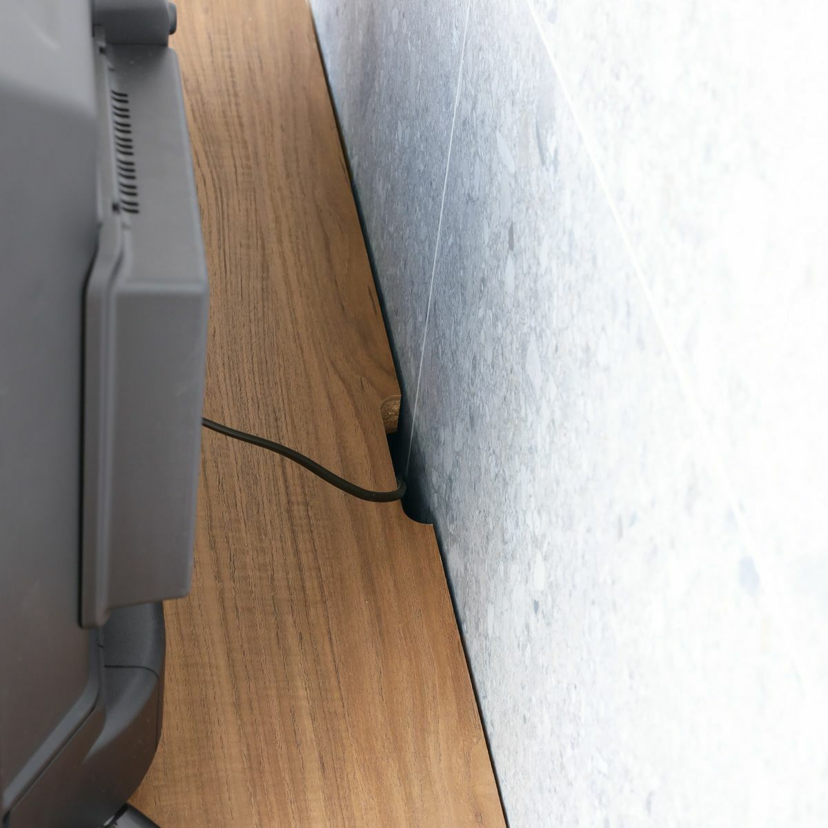 [配線穴]背面には配線穴を設けています。壁にぴったりつけることで、テレビ裏にほこりが溜まらないようにしてくれます。