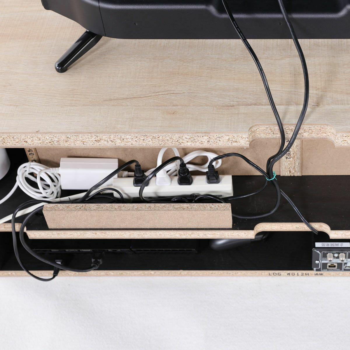 [電源タップ収納]電源線をひきやすくキレイに収納できるように、電源タップの収納ゾーンや配線穴を設けています。※画像はNA色
