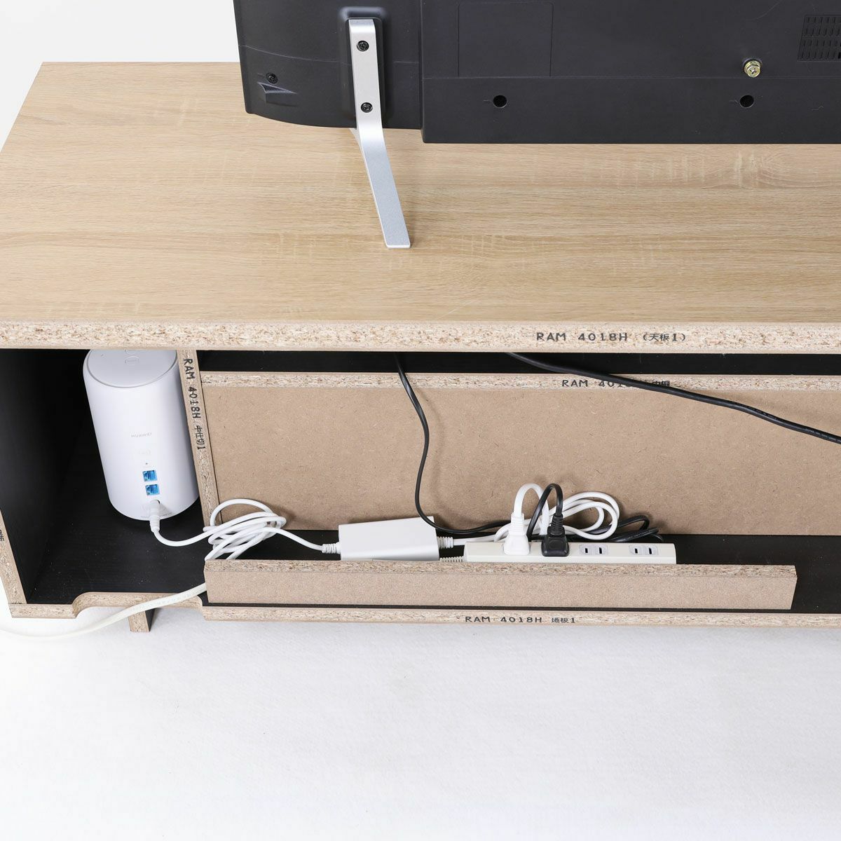 [電源タップ収納]電源線をひきやすく、キレイに収納できるように、電源タップの収納ゾーンや、配線穴を設けています。※画像はNA色