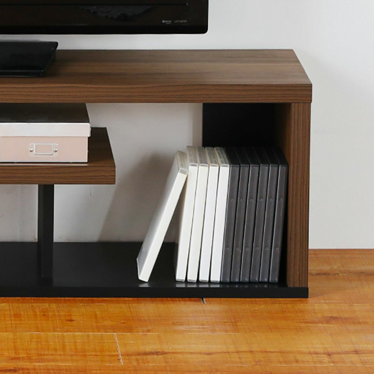 [DVDサイズが収納可能]右側はDVDやDVDサイズのソフト、WiiやSwitch等の縦置きのゲーム機が置けます。※内寸高さ29.4cm