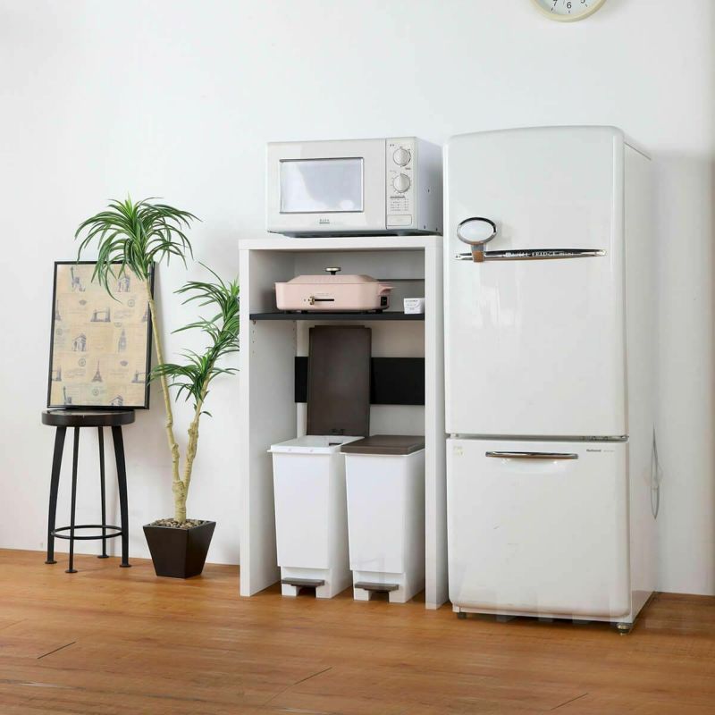 [ユニークで無駄のないデザイン]厚みのある天板のシンプルで力強いフォルムです。