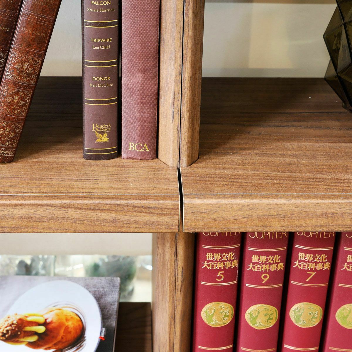 [棚の横ラインを強調する側板]側板のフチを斜めにカットし薄く見せることで、厚みのある棚板の横ラインを強調し魅力を引き立てます。