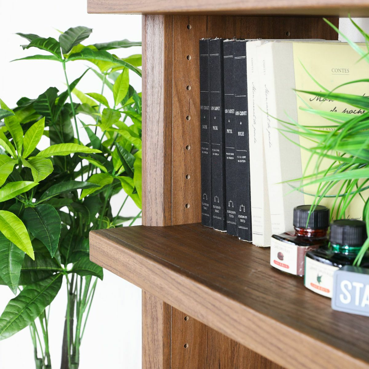 [高さを変えられる移動棚]5枚の棚板は3cm間隔で高さを調節できる可動式。収納したい物に合わせて自分で棚の高さを決めることができます。