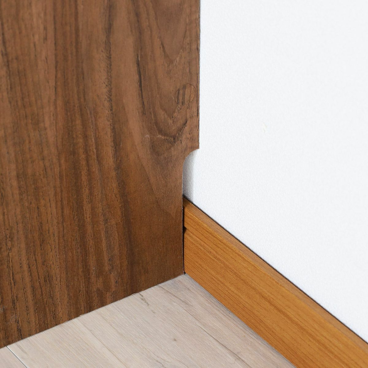 [壁にぴったり設置できる巾木よけ]巾木をよける加工で壁との間にすき間をつくらずにぴったり設置。棚の上の物が壁側に落下することを防ぐことができます。