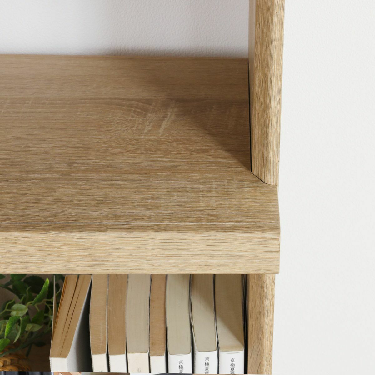 [棚の横ラインを強調する側板]側板のフチを斜めにカットし薄く見せることで、厚みのある棚板の横ラインが強調し魅力を引き立てます。