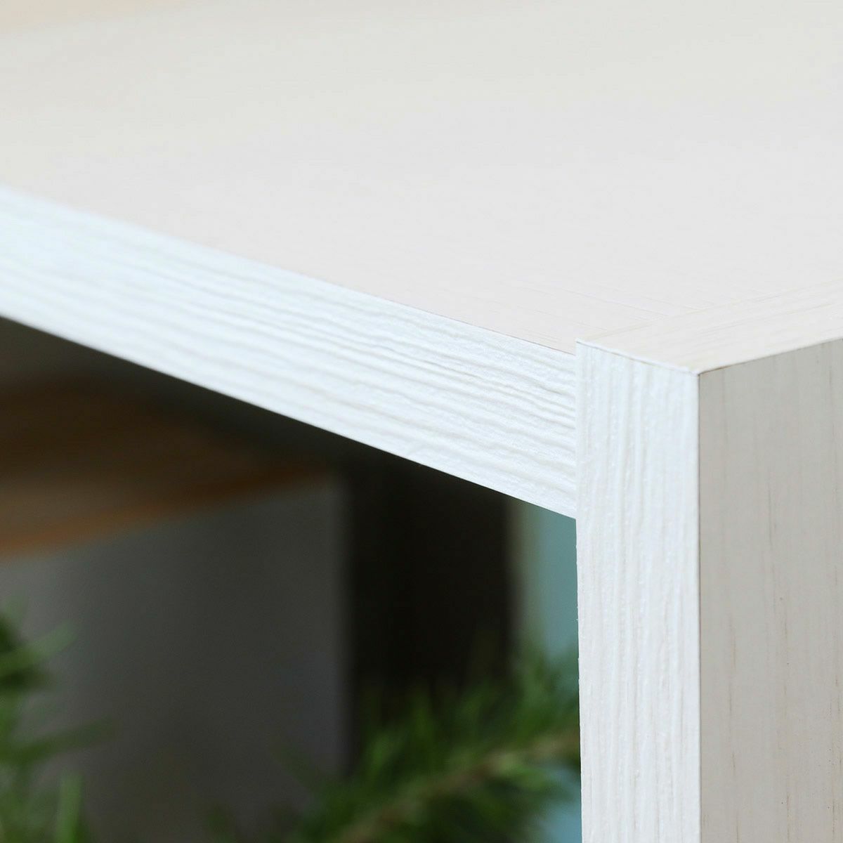 [棚板の正面（木口）には3Dエンボス加工]木口には、木の凸凹まで再現した3Dエンボス加工のテープを使用しています。