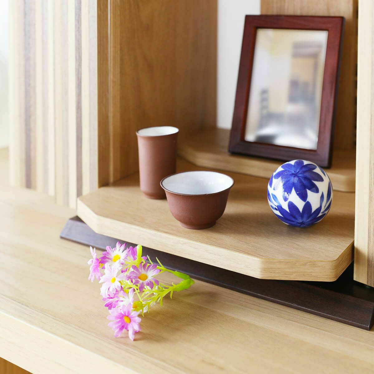 [スライドする膳引]膳引は手前に約7cmスライドします。扉を開けたときに小さな仏具を置くことができます。