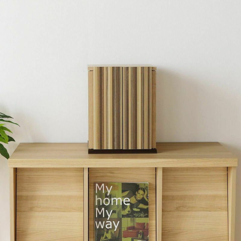 [お部屋に馴染む扉デザイン]扉はストライプ木目がおしゃれなデザイン。来客時に扉を閉めてもお部屋に馴染みます。