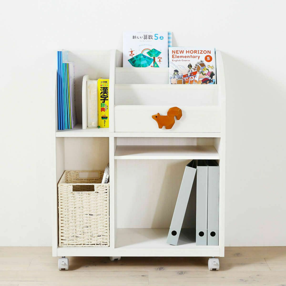 [「自分でできる」気持ちをはぐくむ知育家具]収納場所が一目でわかるようにデザインしました。お片付けを習慣化しやすいランドセルラックです。