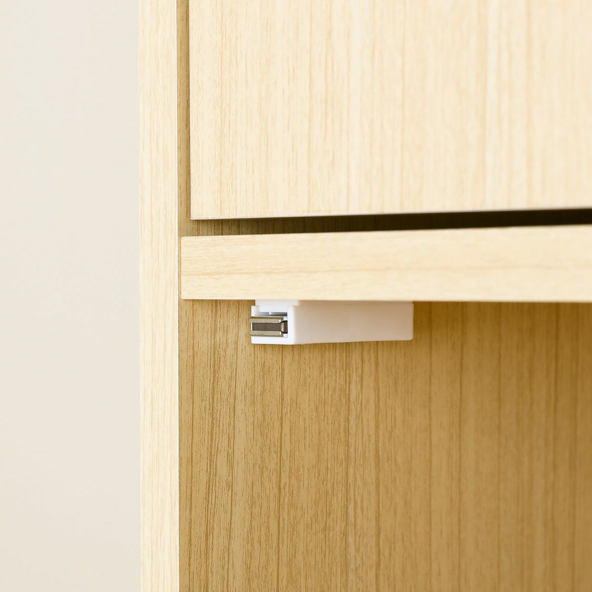 [マグネット式の扉]マグネットで留まる扉だからしっかりと閉まって安心です。