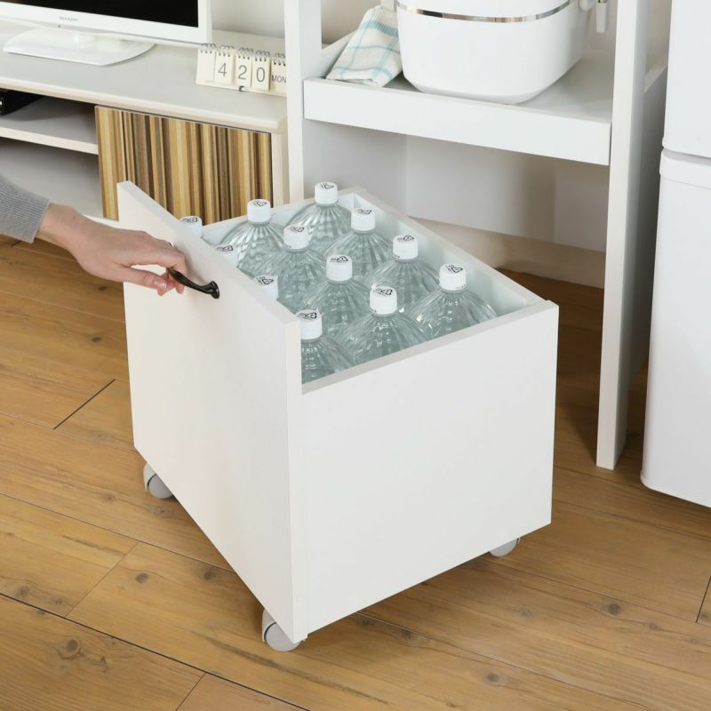[重い物も楽々取り出せるトロッコタイプ]ペットボトルも収納できるトロッコタイプ。重い物も上から持ち上げて楽に取り出せます。トロッコをしまえば見た目もすっきり収納できます。