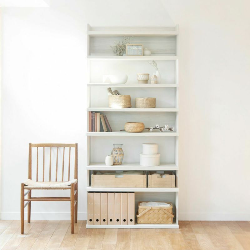 [コーヒー香る書店にいるような居心地]厚い棚板が力強く存在感を放つ高さ2mの大型オープンラック。造り付けの棚のような大容量収納をつくることができます。