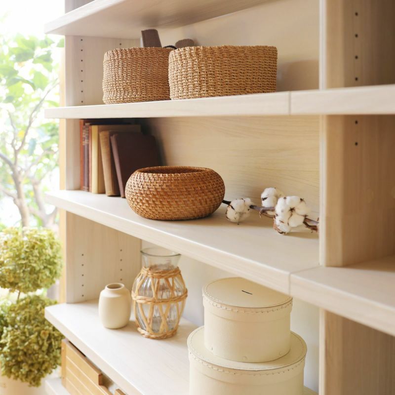 [一枚板のような棚板]前面に約6cmせり出すことで横の棚板との隙間をなくし、一枚板かのようにしました。