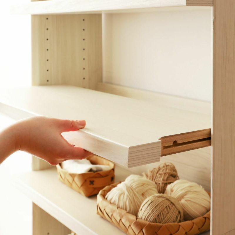 [高さを変えられる移動棚]5枚の棚板は3cm間隔で高さを調節できる可動式。収納したい物に合わせて自分で棚の高さを決めることができます。