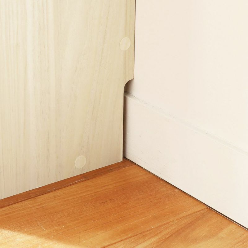 [壁にぴったり設置できる巾木よけ]巾木をよける加工で壁との間にすき間をつくらずにぴったり設置。棚の上の物が壁側へ落下することを防ぐことができます。